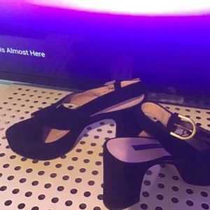 STUART WEITZMAN Jerry 11 Suede Sandal Black CRISS CROSS PLATFORM 525$ - Picture 1 of 10