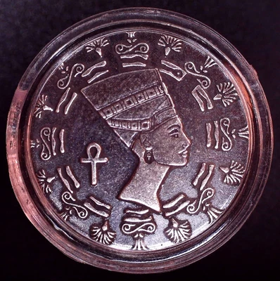 2020 Egyptian Queen Nefertiti Silver Coin in Capsule, 1/10th oz .999 - Image 1 of 2