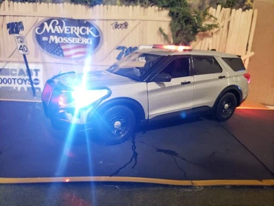 1/24 警察银色探险家带 LED Motormax — 第 1/4 张图片