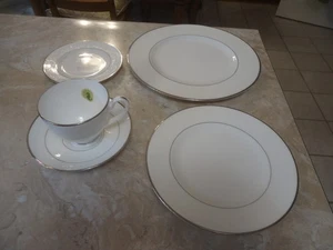 Baron's Court Waterford China 5 Pc Place Setting(s) Bone China Original Labels - Picture 1 of 16
