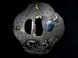 Espada TSUBA Katana Período Edo Hierro Tallado Pájaro y Humano Japonés Antiguo - Imagen 1 de 8