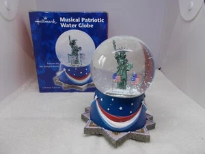 Hallmark 2002 Limited Edition Musical Patriotic Water Globe w/ Statue of Liberty - Picture 1 of 7