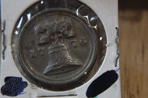 1876 CAMPANA LIBERTY IN RICORDO DEL CENTENARIO MEDAGLIA D'EPOCA METALLO BIANCO?  - Foto 1 di 2