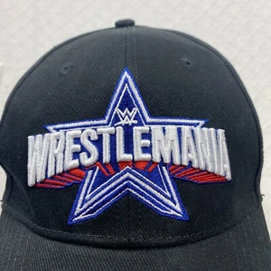 Gorra WWE WrestleMania - Gorra de evento Dallas TX, talla única, nueva con etiquetas, tienda oficial - Imagen 1 de 7