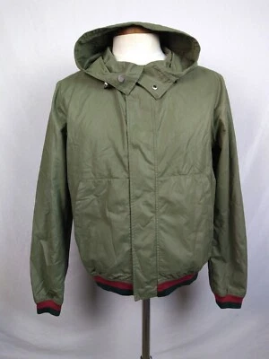 JAQUETA CORTA-VENTO COM CAPUZ PARKA BOTÃO DE PRESSÃO LOGOTIPO CLÁSSICO GUCCI VERDE VERMELHA MASCULINA 50 - Imagem 1 de 4