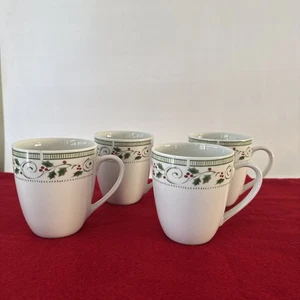 Taza Gibson Everyday Christmas In A Holly 4" taza de café bayas banda verde remolinos - Imagen 1 de 7
