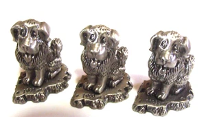 3 Vintage Zinn Hund 1 1/2 Figur Bernhardiner Zunge heraus gelockter Schwanz süß 1999 - Bild 1 von 4