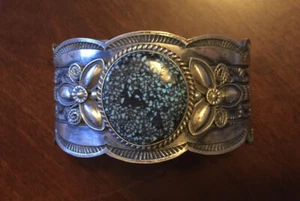BRACELET NAVAJO ROYAL WEBB TURQUOISE STAMPED REPOSSE` WIDE CUFF MARY ANN SPENCER - Picture 1 of 9