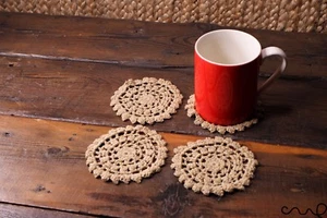 NUOVO set 4 sottobicchieri rotondi fatti a mano all'uncinetto colore beige vintage chic centrino - Foto 1 di 4