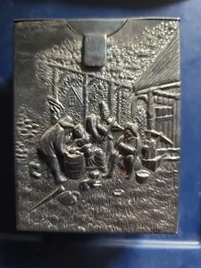 Cubierta de caja de cigarrillos Hans Jensen Dinamarca plateada Repousse Village Scene - Imagen 1 de 7