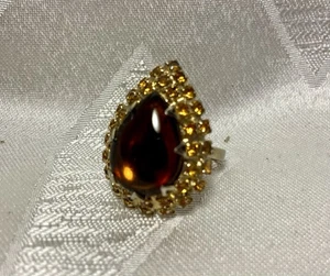 Anillo de cóctel cabujón de vidrio ámbar de colección - tono dorado ornamentado años 50 retro - Imagen 1 de 7