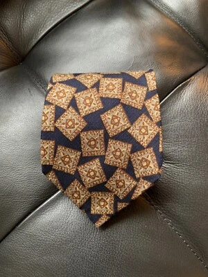 BANANA REPUBLIC 100% Silk Classic Tie ITALY Designer Navy w/Brown&Tan 3.75"x58" - Image 1 of 4