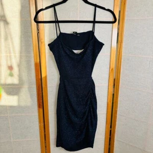 Windsor Large dunkelblau glitzernde Pailletten Rückenausschnitt Mini Seiten gerafft Schlitz Kleid - Bild 1 von 8