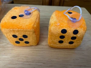 2 dados colgantes de felpa naranja con ventosa de ventana 2,5" *NUEVO* - Imagen 1 de 4