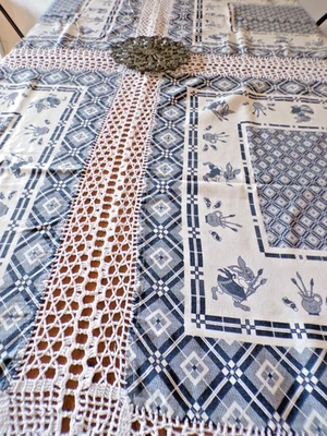 Nappe ancienne en coton motifs de lapin bleus et blancs et dentelle   ( réf 11 ) - Photo 1/4