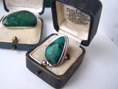 HERMOSO ANILLO COLGANTE DE MALAQUITA PLATA ESTERLINA SÓLIDA DE COLECCIÓN TALLA P JUEGO Foto 1 de 4