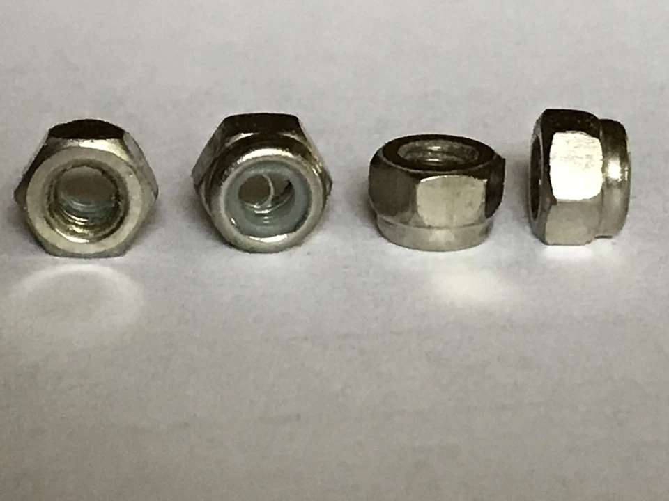 Carson Radmuttern Set  M4 selbstsichernd Maßstab 1/10 Warrior Mutter Schraube - Bild 1 von 1