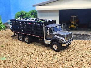 Custom International IH Flat bed stake truck 1/64 ERTL FARM GREENLIGHT Junk yard - Picture 1 of 17