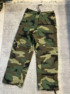 Pantalones militares extendidos para clima frío Gore-TEX Woodland Camuflados Medianos-Reg Ejército - Imagen 1 de 8