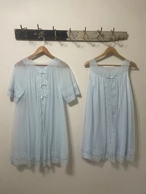 Conjunto Camisón Bata Vintage Años 60 Shadowline Peignoir Talla S Azul Polvo Bordado Foto 1 de 4