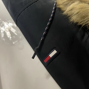Exklusive Tommy Hilfiger Denim Winterjacke – Größe M – Perfekte Wärme - Bild 1 von 15
