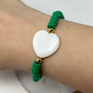 NEU 10k vergoldet - grüne Tonperlen & Perlmutt Herz elastisch Handarbeit Armband - Bild 1 von 3