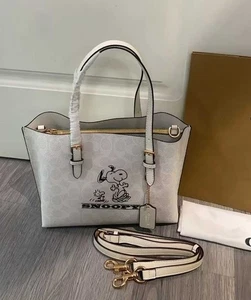 Borsa Coach x PEANUTS Molly Tote Bag 25 Firma Tela Snoopy Gesso Multi Outlet NUOVA - Foto 1 di 9