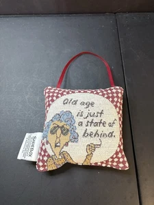 Almohada tapiz Hallmark Maxine 6x6 "La vejez es solo un estado detrás" caja de zapatos - Imagen 1 de 7