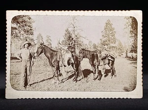 SELTENES KABINETTKARTENFOTO - WESTERNJÄGER BERGMANN MIT ZWEI PFERDEN HIRSCH & ALL SEINER AUSRÜSTUNG - Bild 1 von 4