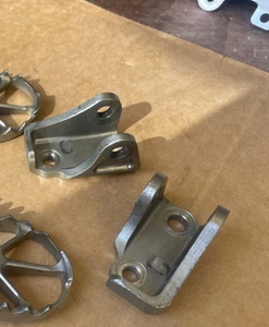 2024 Kawasaki KX450 Titanium Foot Pegs bracket mount KX 250 450 2019 - 2025 1 - Foto 1 di 5