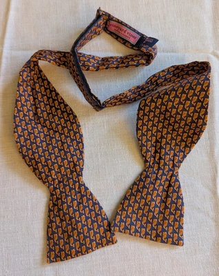 Pajarita Vineyard Vines - azul con naranjas Foto 1 de 4