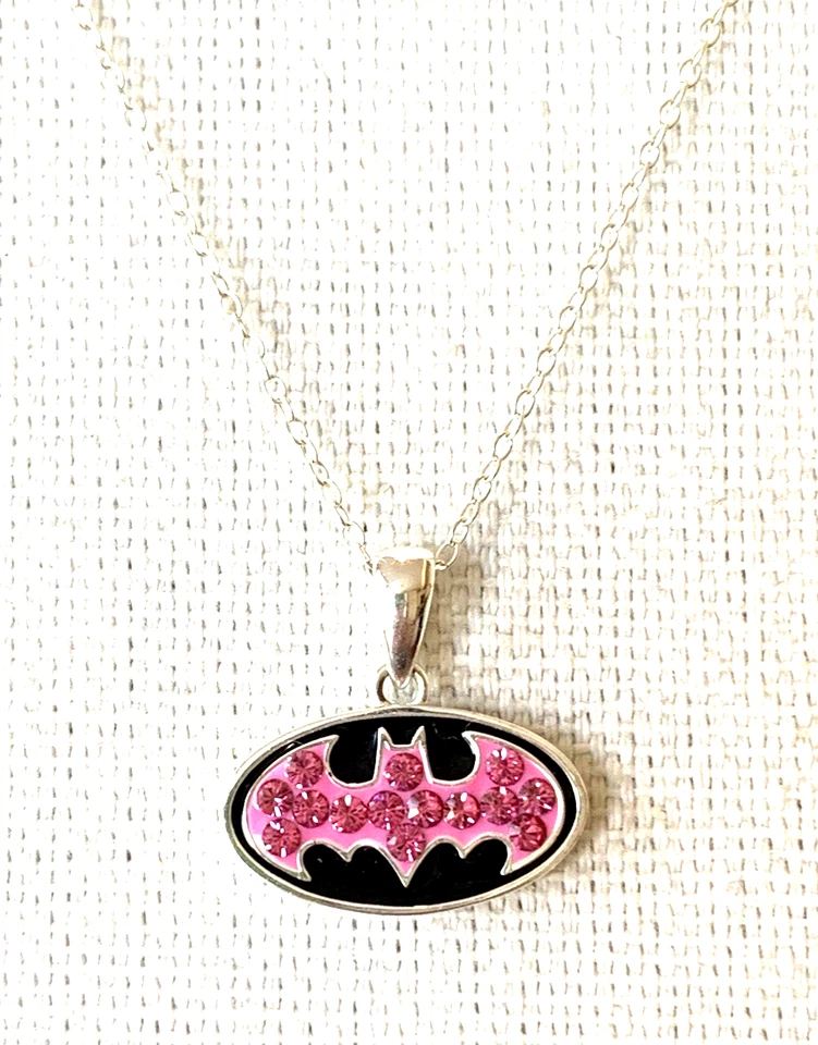 Colar pingente Batman prata esterlina cristal rosa DC Comics 18 pol. JCM - Imagem 1 de 1