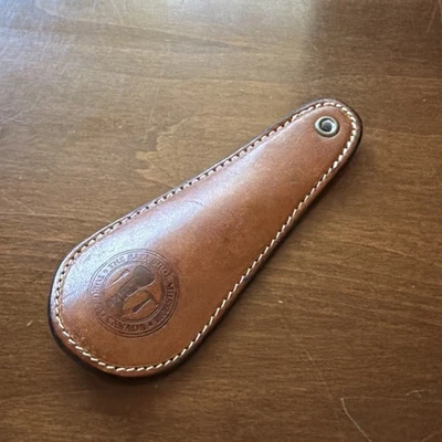 棕色皮革蝙蝠鞋博物馆多伦多加拿大浮雕鞋喇叭 5 英寸长 — 第 1/3 张图片