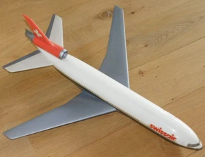vintage SWISSAIR DC 10 McDonnell Douglas AVION 1/100 maquette AIR PLAST MILANO - Afbeelding 1 van 24
