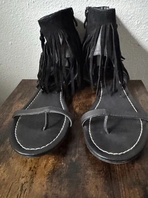 MUITO VOLÁTEIS SANDÁLIAS FEMININAS DE CAMURÇA PRETA COM FRANJA FECHO DE ZÍPER TAMANHO 9 NOVAS - Imagem 1 de 4