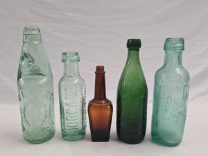 Colección de botellas de vidrio antiguas que incluye botellas Codd y patente - Imagen 1 de 11