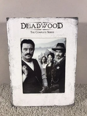 Deadwood The Complete HBO Series (DVD Box Set, 19-Discs) Timothy Olyphant Foto 1 de 4