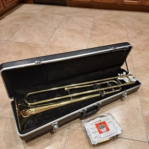 Trombone tenore Jean Paul Wind Instrumen USA ottone giallo in custodia rigida Bb - Foto 1 di 17