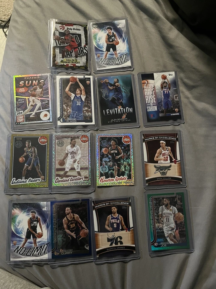 Lote de tarjetas insignia de la NBA Topps 2025 - insertos de novatos, numerados/150 curry Foto 1 de 4