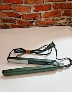 Revlon Essential Straight Quick And Smooth 1" Flat Iron 400F -RVST2043 - Picture 1 of 4