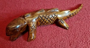 IGUANA HAND CARVED WOODEN LIZARD FIGURE ORNAMENT - Picture 1 of 9