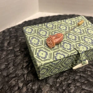 Vintage viktorianische Rose Koralle Anstecknadel mit Goldakzenten - Bild 1 von 12
