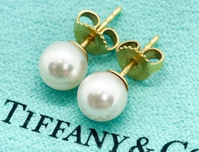 Aretes de perlas de 7 mm de oro amarillo de 18 k de Tiffany & Co. Foto 1 de 4