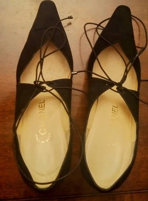 Auténticos zapatos de salón Chanel vintage de gamuza negra de 3', hechos en Italia talla 38 - EE. UU. 7-5 u 8 Foto 1 de 4