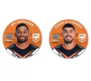 WESTS TIGERS NRL TEAM PLAYER IMAGE BUTTON BADGES API KOROISAU CHARLIE STAINES - Foto 1 di 3