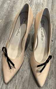 NWOB Bettye Muller Women’s Pinkish Tan Leather Pointy Toe Black Knot Pumps 10M - Picture 1 of 12
