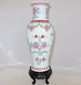Jarrón antiguo de porcelana rosa familiar estilo exportación chino de 9,75" con soporte de madera - Imagen 1 de 12
