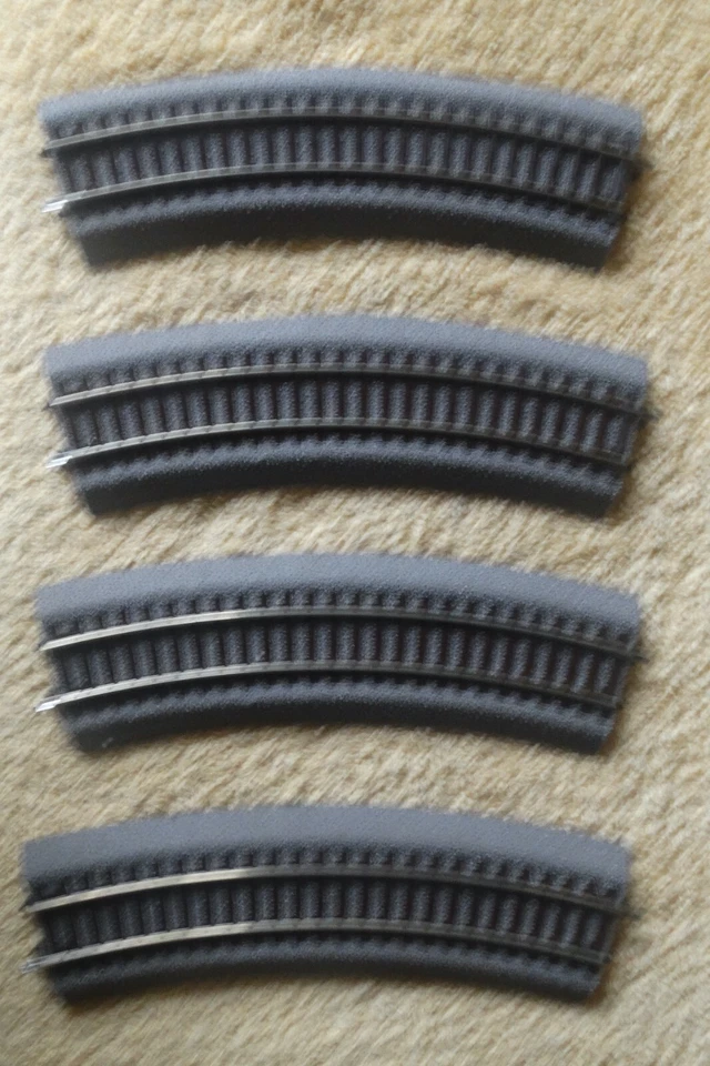 Roco LINE   42522    (Spur H0)    4 Stück  Gleis gebogen  R2  (C-Gleis)  - A2 - Bild 1 von 2