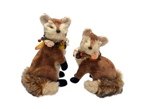 Lote de 2 zorros con cola de piel esponjosa cubiertos de tela con coronas florales de 10" y 8,5" t - Imagen 1 de 6