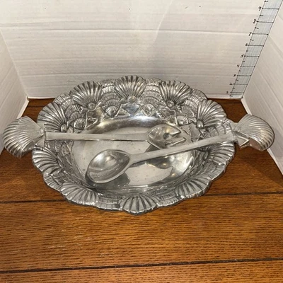 GRAN PARA SERVIR/ENSALADERA Y UTENSILIOS DE ALUMINIO CON MOTIVO DE CONCHA MARINA Foto 1 de 4